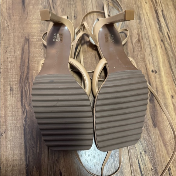 BCBGMaxazria Pelia Sandal SIZE: 8 - Picture 4 of 4